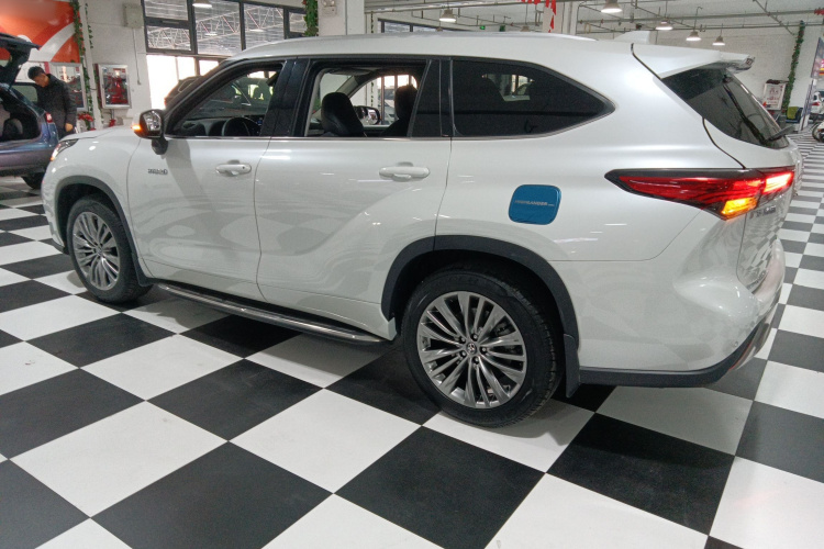 丰田 汉兰达 2022款 双擎 2.5L 四驱尊贵版 7座车身外观4