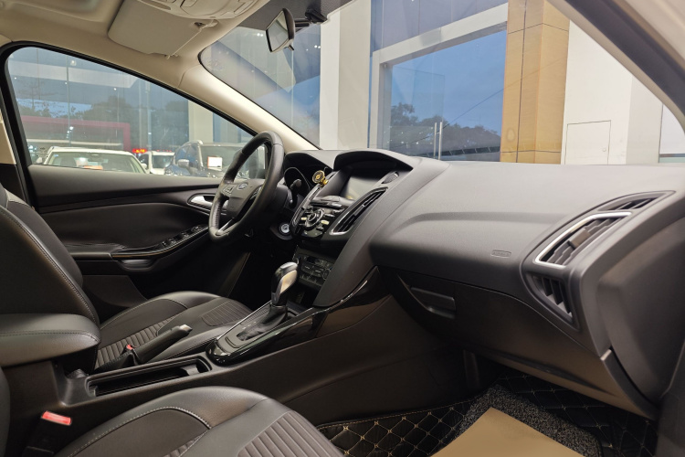 福特 福克斯 2017款 三厢 1.6L 自动风尚型智行版中控内饰7001