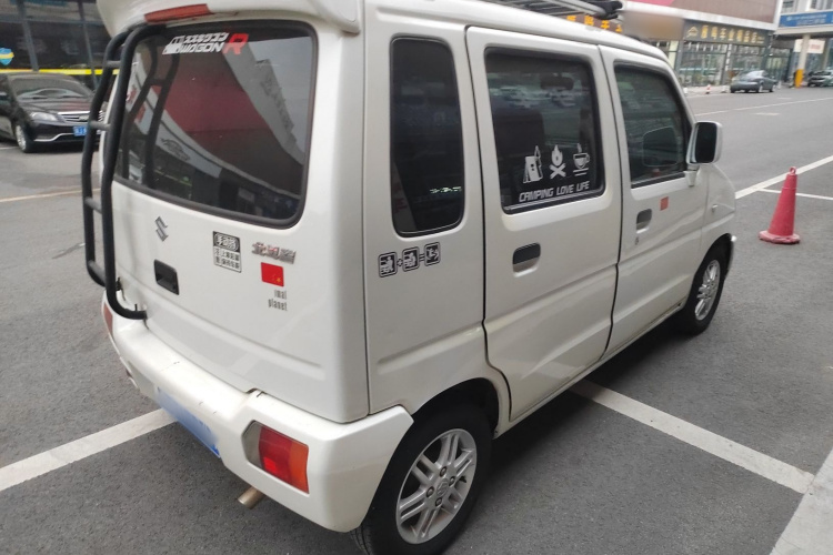 铃木 北斗星 2012款 创业版 1.0L 手动超越型车身外观7