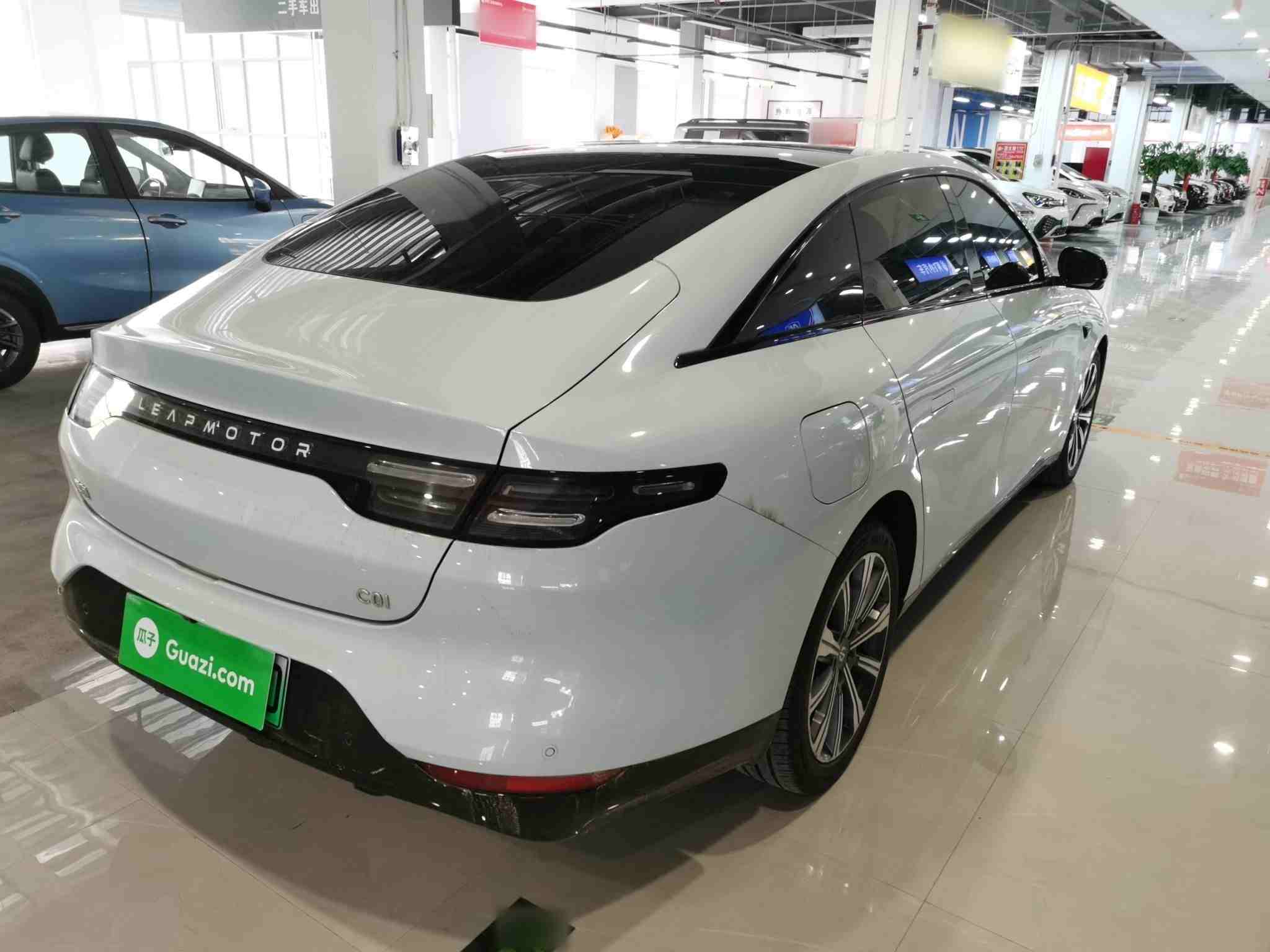 车辆右后45度外观展示