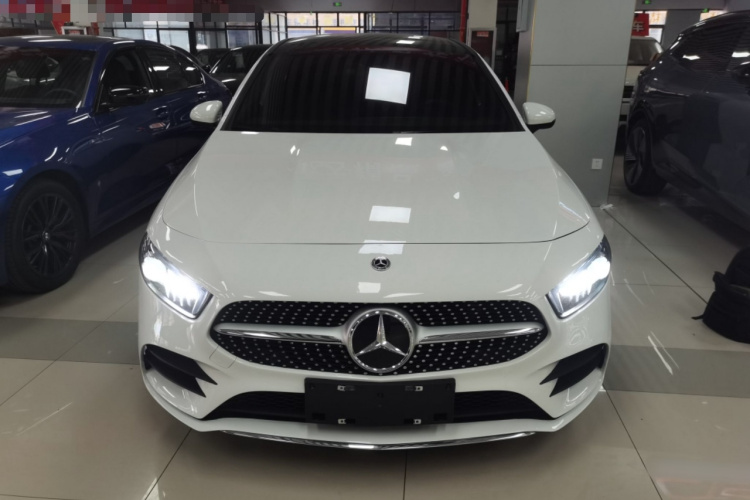 奔驰A级 2022款 改款三 A 200 L 运动轿车时尚型车身外观2