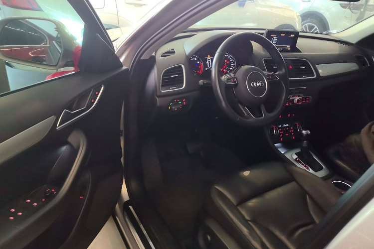 奥迪Q3 2018款 30周年年型 30 TFSI 时尚型中控内饰7003