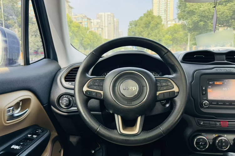 Jeep 自由侠 2016款 2.0L 自动四驱75周年致敬版中控内饰7007