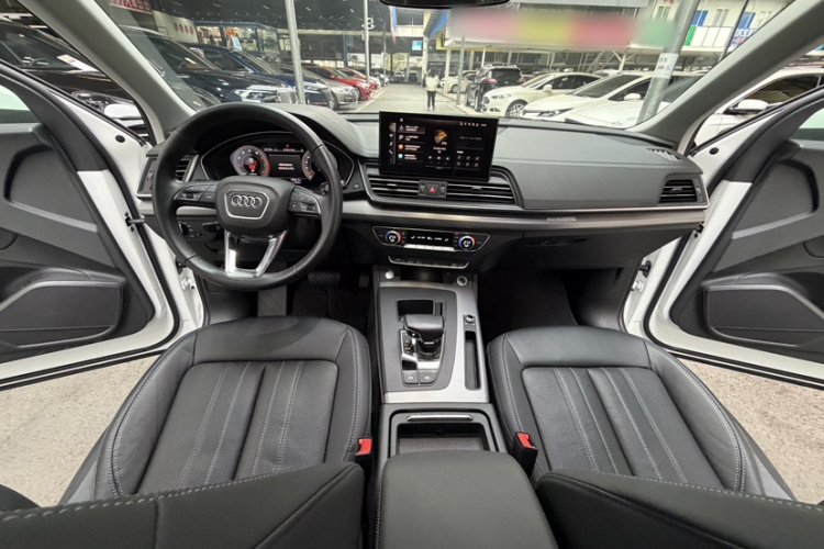 奥迪Q5L 2023款 40T 时尚致雅型中控内饰7008