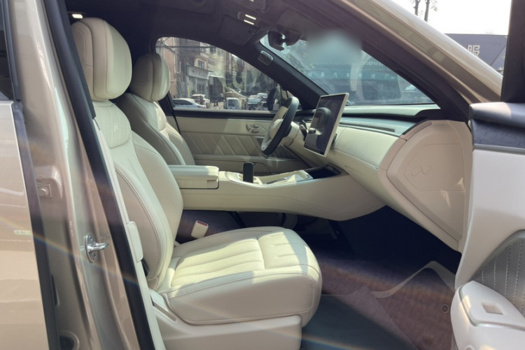 乐道L90 2025款 Ultra 六座版中控内饰7010