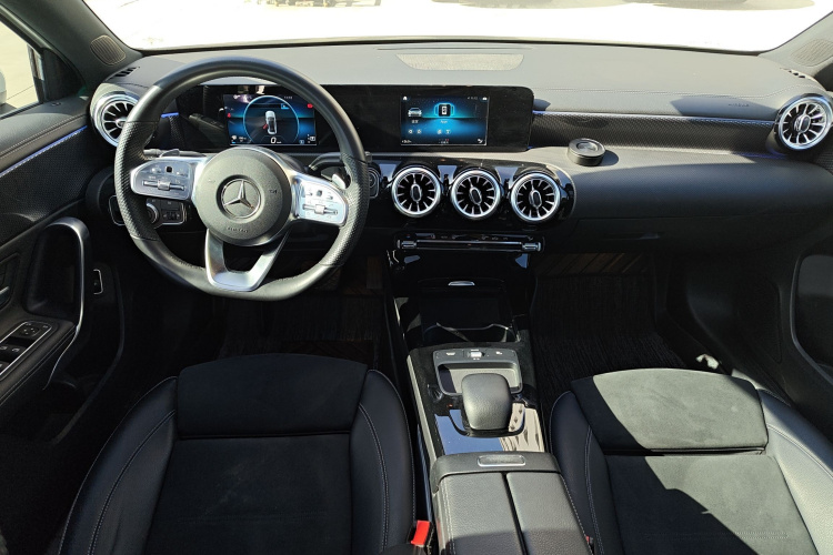 奔驰A级 2019款 A 180 L 运动轿车中控内饰12