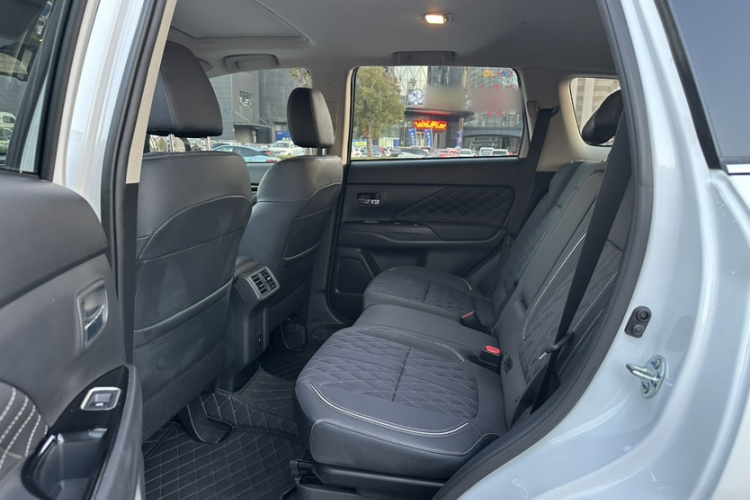 三菱 欧蓝德 2021款 2.4L 四驱致享版 7座中控内饰7001