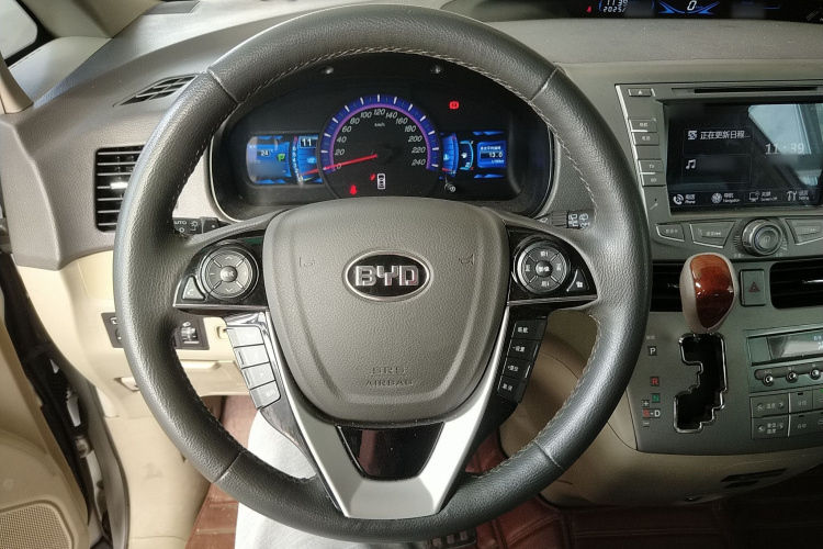 比亚迪M6 2015款 2.4L 自动尊贵版局部细节13