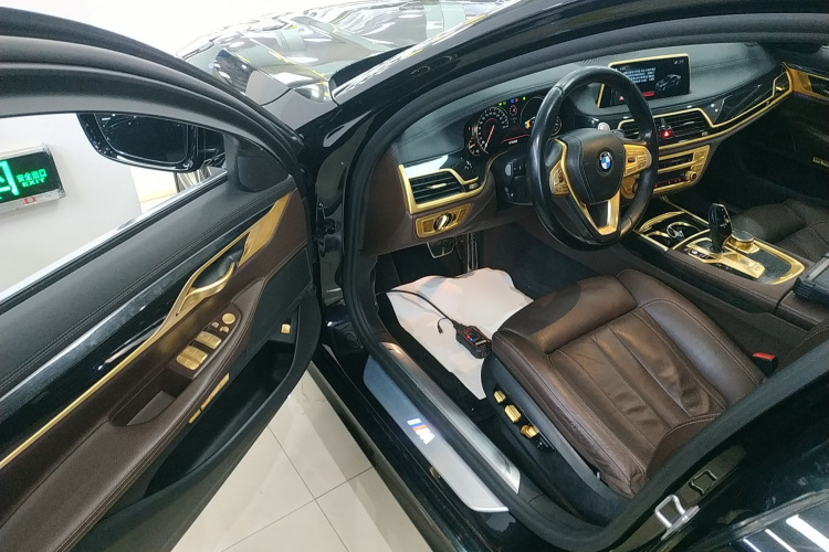 宝马7系 2018款 730Li 领先型 M运动套装中控内饰7003