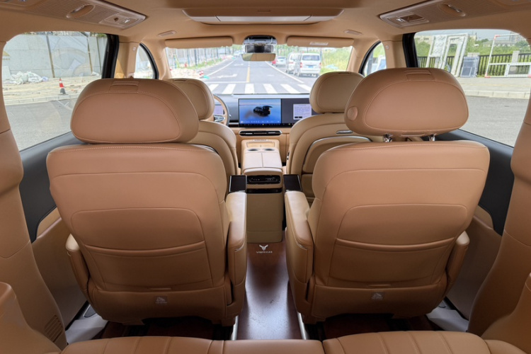 岚图汽车 岚图梦想家 2025款 PHEV 四驱尊贵鲲鹏版中控内饰7015