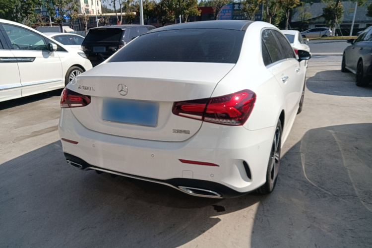 奔驰A级 2022款 改款三 A 200 L 运动轿车时尚型车身外观7