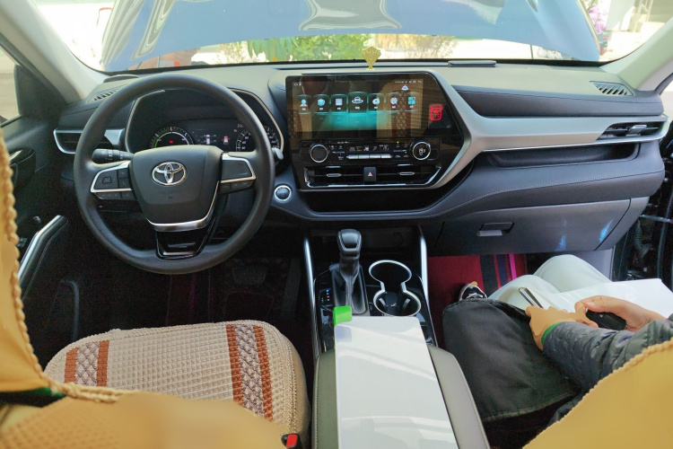 丰田 汉兰达 2023款 2.5L智能电混双擎四驱精英版 7座中控内饰7002