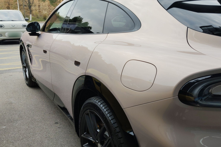 小米汽车 小米YU7 2025款 超长续航高性能四驱Max版车身外观4