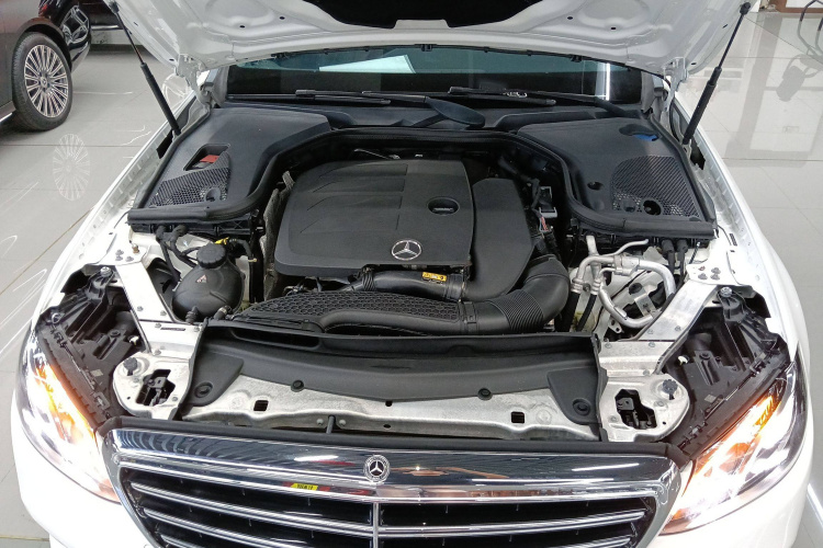 奔驰E级 2020款 E 300 L 豪华型机舱底盘24