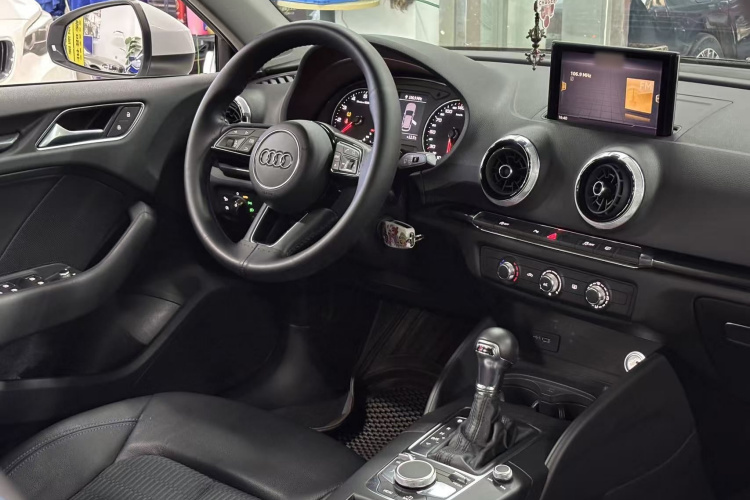 奥迪A3 2018款 30周年年型 Sportback 35 TFSI 时尚型中控内饰7002