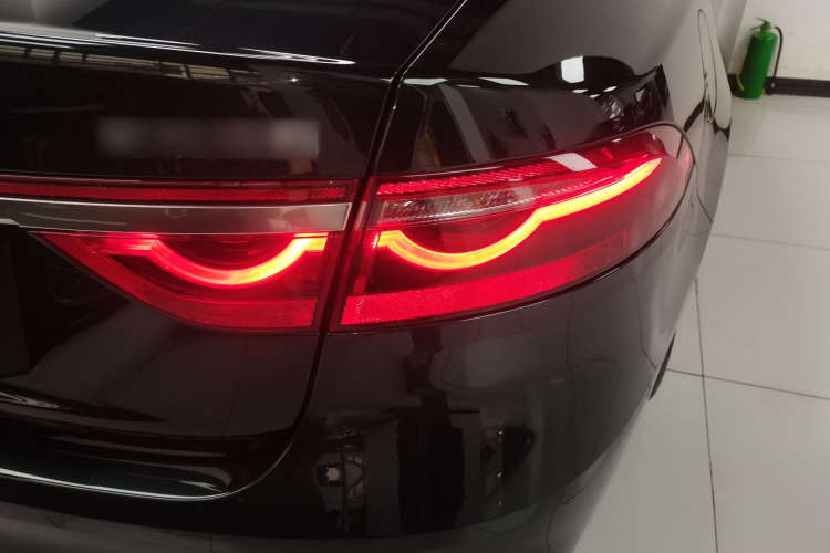 捷豹XFL 2022款 XFL 2.0T P250 两驱尊享豪华版车身外观9