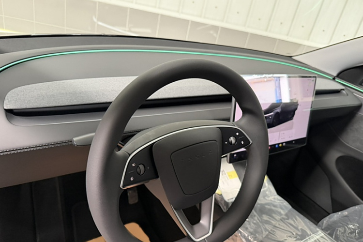 特斯拉 Model Y 2025款 改款 长续航全轮驱动版中控内饰7003