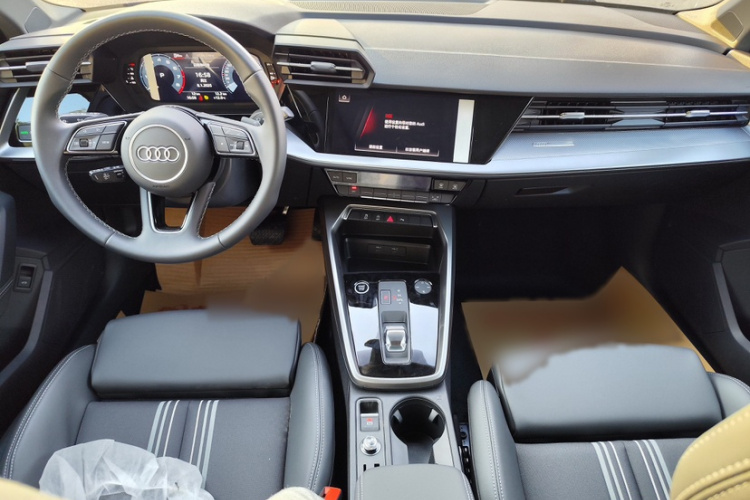 奥迪A3 2024款 A3L Limousine 35 TFSI 时尚运动型中控内饰7001