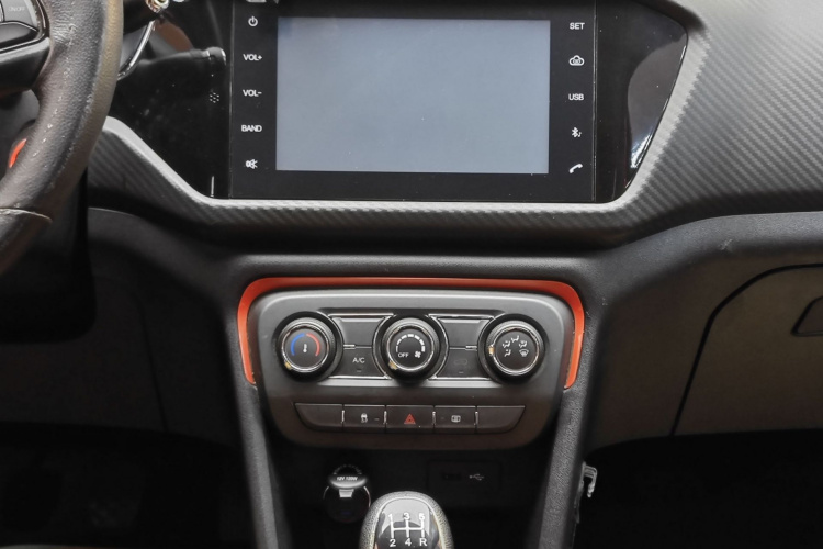 奇瑞 瑞虎3X 2017款 1.5L 手动时尚版中控内饰7012