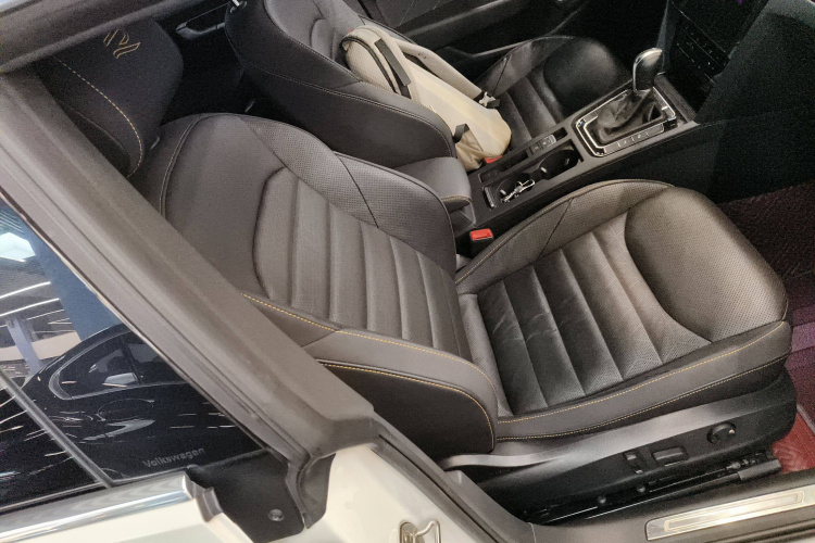 一汽-大众CC 2023款 380TSI 夺目版中控内饰41