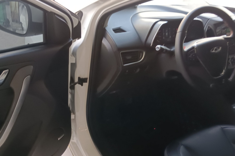 奇瑞 艾瑞泽5 2017款 1.5L 手动时尚版中控内饰20