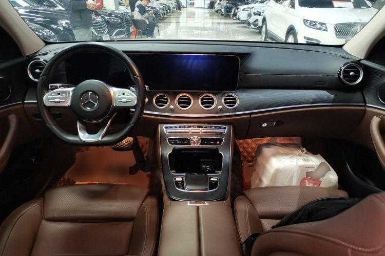 奔驰E级 2019款 E 260 L 运动型中控内饰12