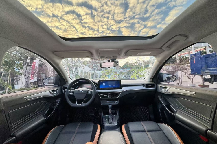 福特 福克斯 2022款 三厢 EcoBoost 180 自动竞速版中控内饰7005