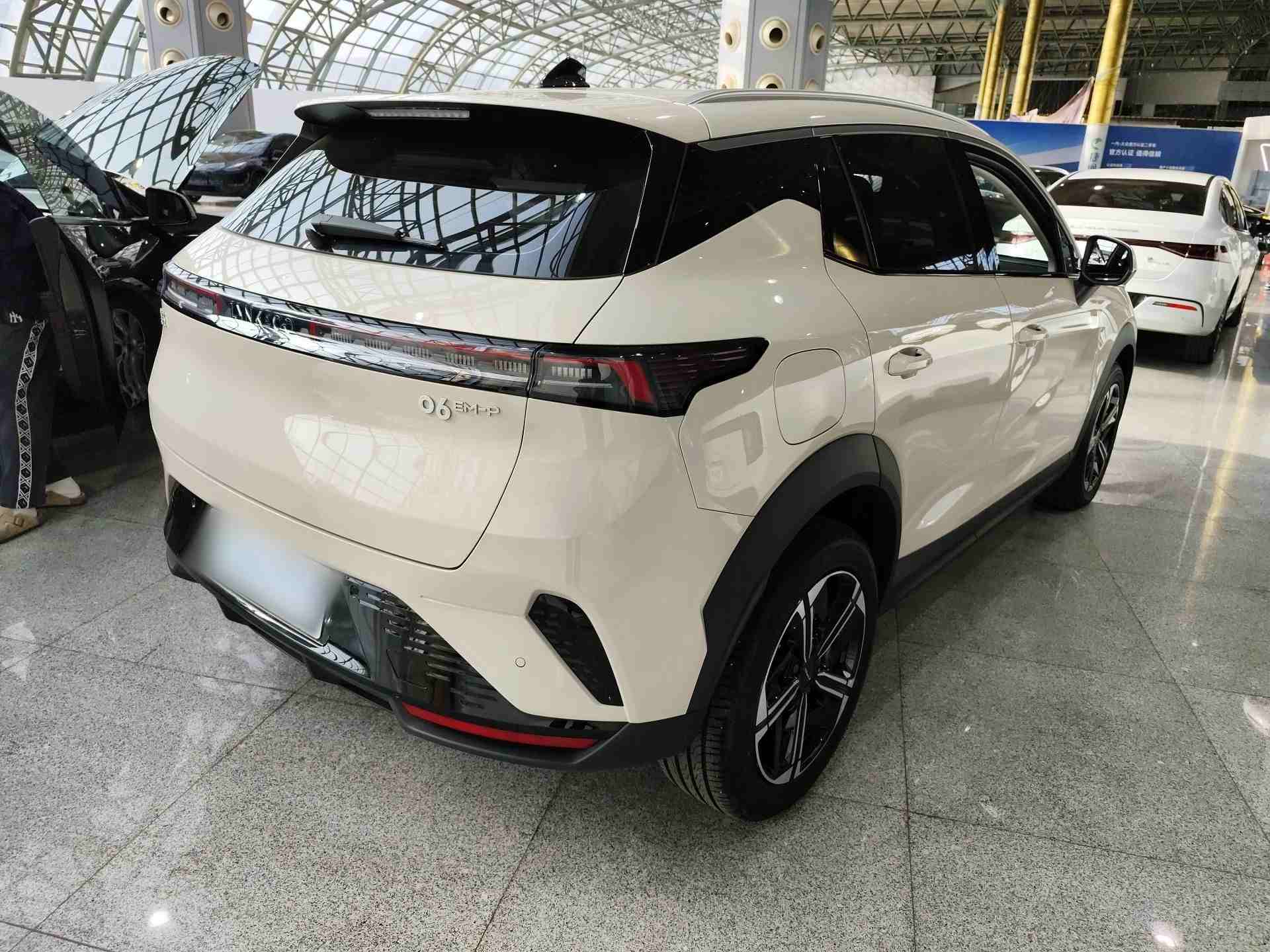 车辆右后45度外观展示