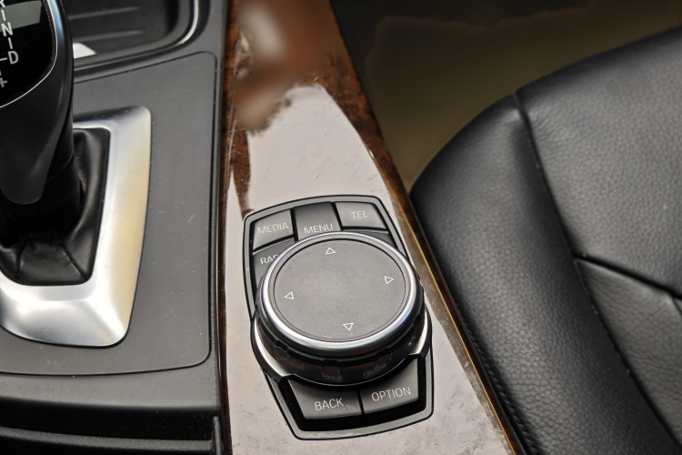 宝马3系 2015款 320Li 超悦版豪华设计套装中控内饰7012