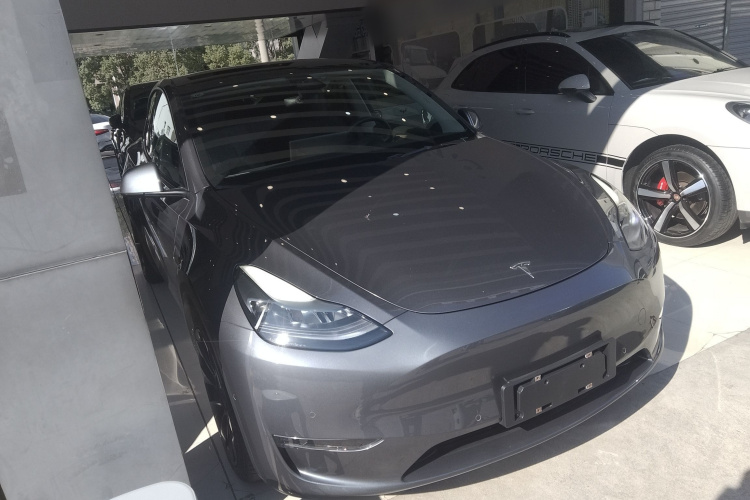 特斯拉 Model Y 2021款 长续航全轮驱动版车身外观3