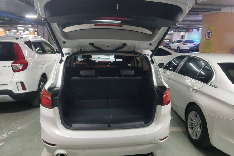 宝马2系多功能旅行车 2019款 220i 领先型局部细节23