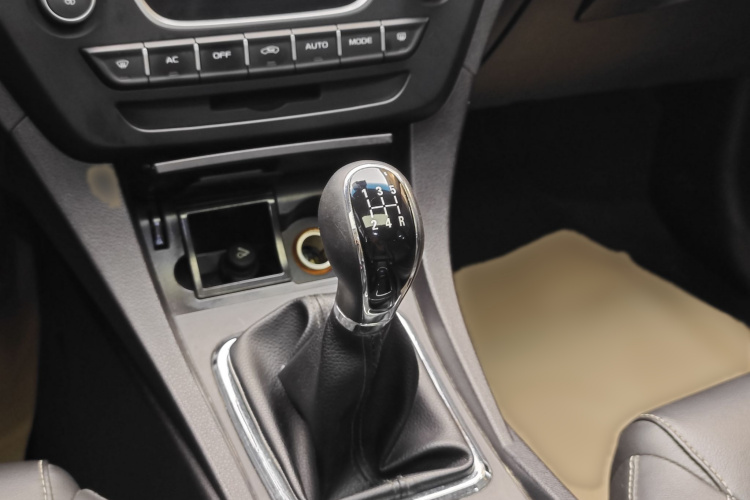 吉利汽车 帝豪 2017款 三厢百万款 1.5L 手动向上版局部细节18