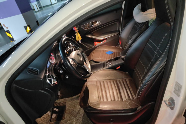 奔驰A级(进口) 2015款 A 200 时尚型中控内饰19