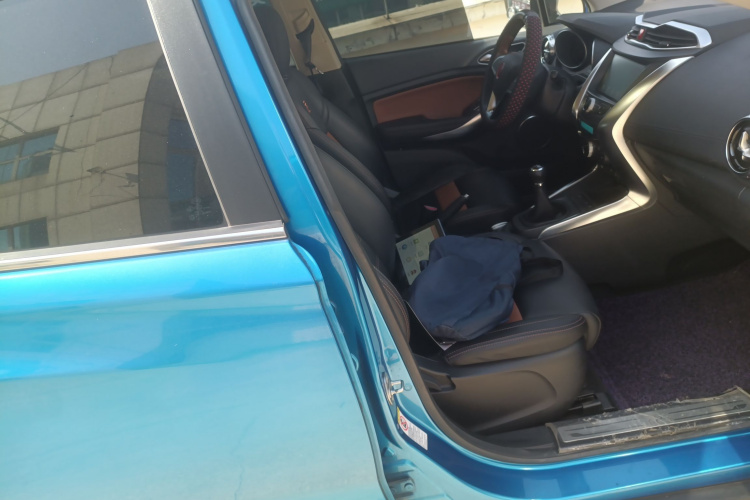 比亚迪 元 2016款 1.5L 手动尊贵型局部细节41