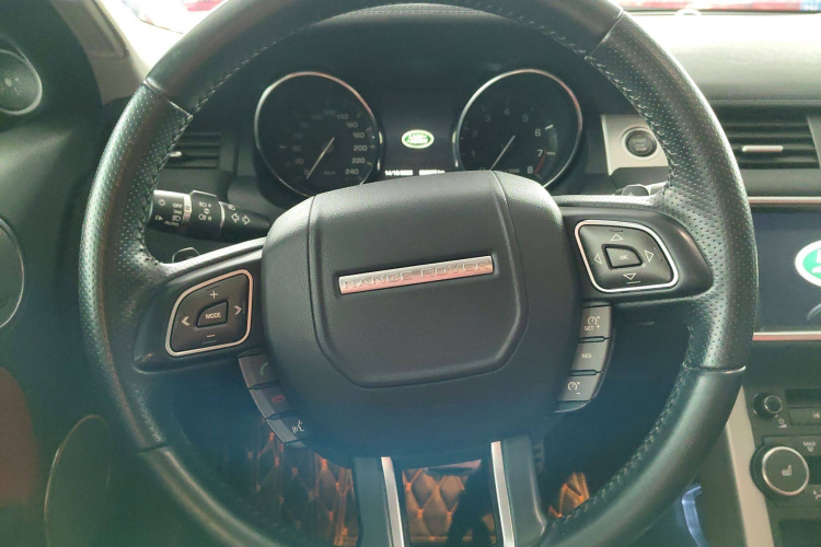 路虎 揽胜极光(进口) 2015款 2.0T 5门耀动版中控内饰7004