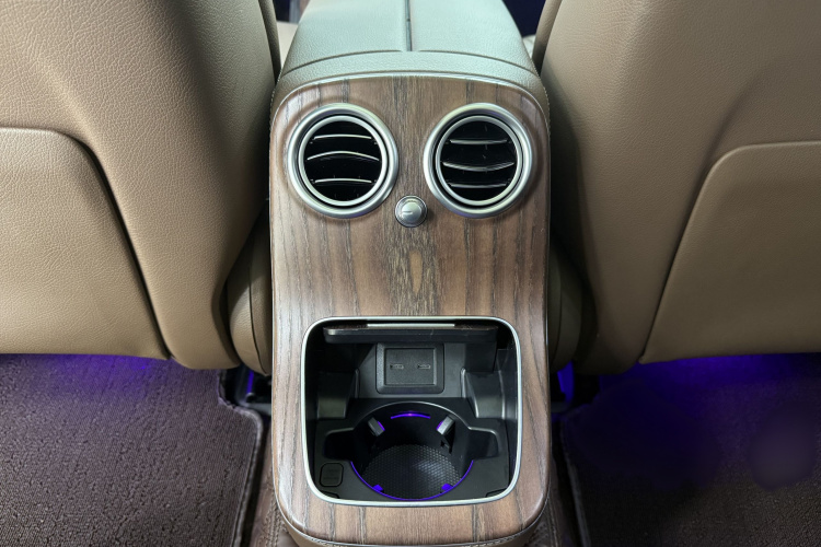 奔驰E级 2023款 改款 E 300 L 时尚型中控内饰7004