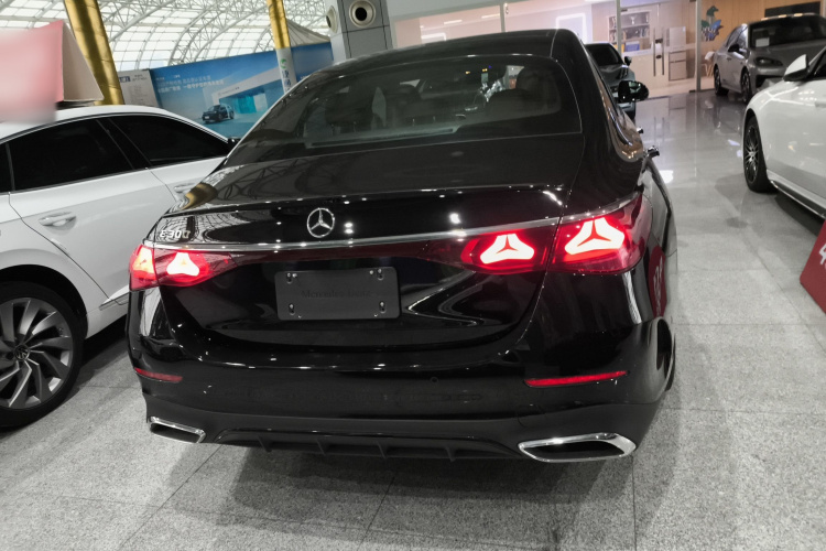 奔驰E级(进口) 2024款 E 300 豪华型运动版车身外观6