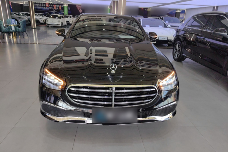 奔驰E级 2021款 E 300 L 运动时尚型车身外观2