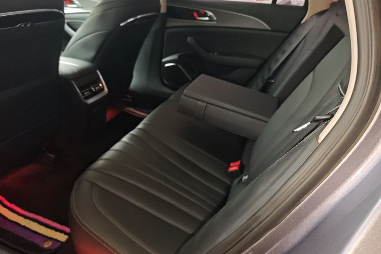 红旗H5 2023款 2.0T 自动智联旗享版中控内饰7004