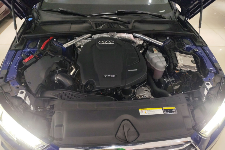 奥迪A4L 2019款 40 TFSI 进取型 国VI机舱底盘24