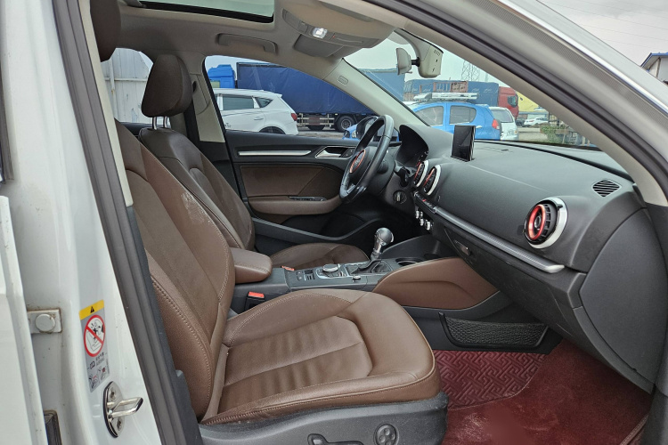 奥迪A3 2016款 Sportback 35 TFSI 风尚型中控内饰7004