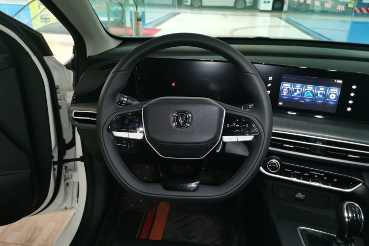 长安 逸动 2025款 PLUS 1.5L 手动豪华版中控内饰13