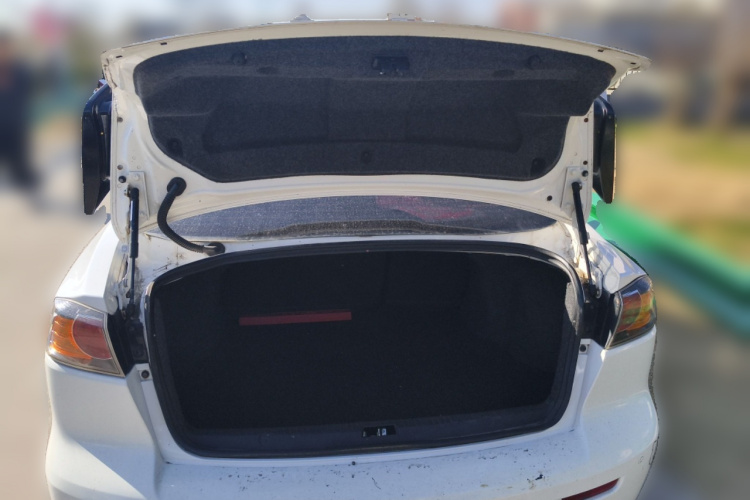 三菱 翼神 2015款 1.6L 手动时尚版中控内饰23