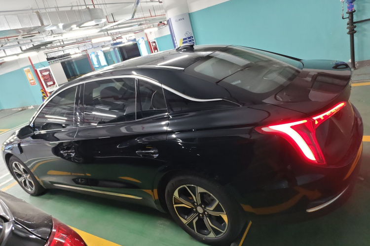 红旗E-QM5 2023款 改款 基础出行版车身外观4