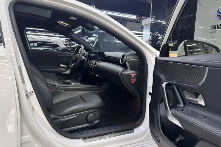 奔驰A级 2022款 改款 A 200 L 运动轿车动感型中控内饰7006