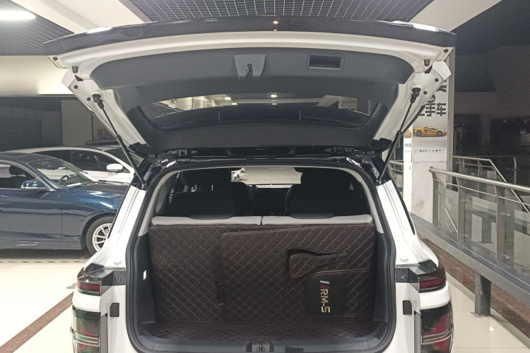 宝骏RM-5 2019款 1.5T CVT 24小时在线豪华型 6座机舱底盘23