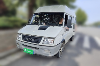 依维柯得意 2021款 2.5T A40 M1客车5-9座长轴中顶双胎手动门