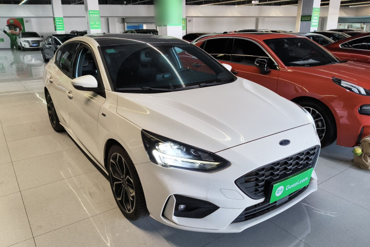 福特 福克斯 2019款 三厢 EcoBoost 180 自动ST Line车身外观3