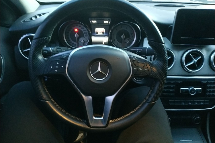 奔驰GLA 2015款 GLA 200 动感型中控内饰13