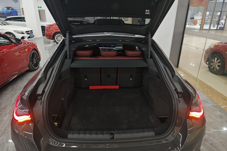 宝马4系 2023款 425i Gran Coupe M运动曜夜套装机舱底盘23